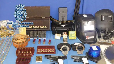 Material incautado durante l operaci&oacute;n (POLIC&Iacute;A NACIONAL)