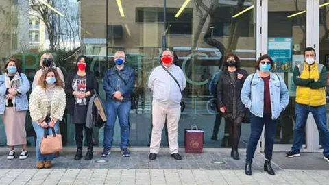 Concentraci&oacute;n de trabajadores a las puertas de la biblioteca "Adolfo Su&aacute;rez" (CEDIDA)