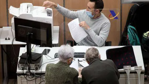 _europapress3184299trabajadoroficinaagenciatributariacalleguzmanbuenoatiendedos_7d0c632e