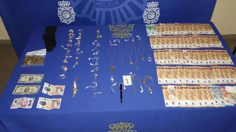Dinero y art&iacute;culo robados incautados durante la operaci&oacute;n policial (POLIC&Iacute;A NACIONAL)
