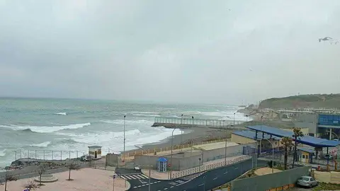 Vista de la playa de El Tarajal tomada hoy (C.A.) frontera