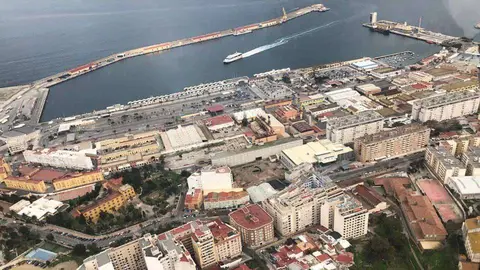 Vista a&eacute;rea del puerto de Ceuta (C.A./ARCHIVO)