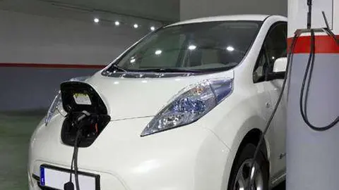 Un coche el&eacute;ctrico, en un punto de recarga