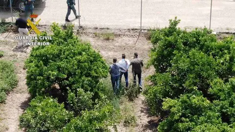 Un momento de la detenci&oacute;n (GUARDIA CIVIL)