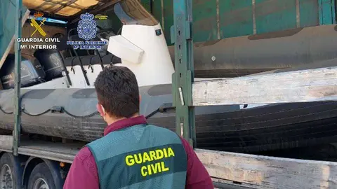 La Guardia Civil interviene el cami&oacute;n con el cargamento de hach&iacute;s (MINISTERIO DEL INTERIOR)