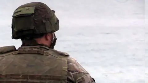 Un militar, en la playa de El Tarajal (C.A.)