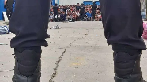 Migrantes reunidos en el pol&iacute;gono de El Tarajal (CEDIDA)