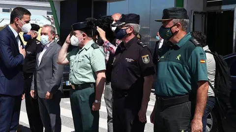 S&aacute;nchez saluda a los mandos de las fuerzas de seguridad a su llegada a Ceuta (CEDIDA)