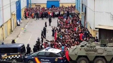 Concentraci&oacute;n de migrantes en las naves de El Tarajal durante los d&iacute;as m&aacute;s duros de la crisis migratoria (C.A./ARCHIVO)