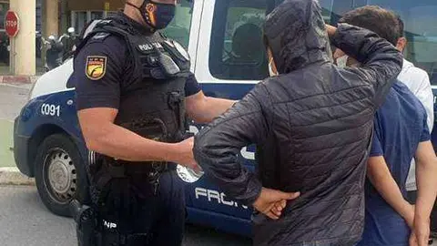 Un polic&iacute;a nacional conversa con un grupo de menores marroqu&iacute;es (CEDIDA)