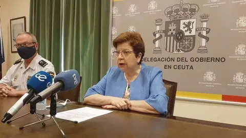 La delegada de Gobierno, Salvadora Mateos, junto al jefe superior de Polic&iacute;a, durante la rueda de prensa ofrecida este lunes (CEDIDA)