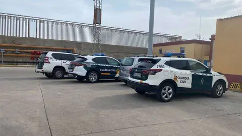 Veh&iacute;culos de la Guardia Civil estacionados en las instalaciones portuarias (C.A./ARCHIVO)