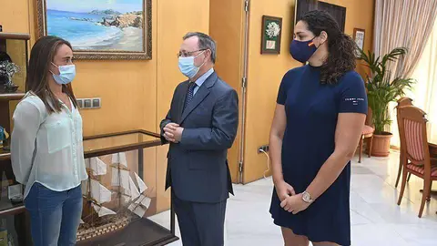 Contreras (izqda) junto al presidente Juan Vivas y la consejera Lorena Miranda (CEDIDA)