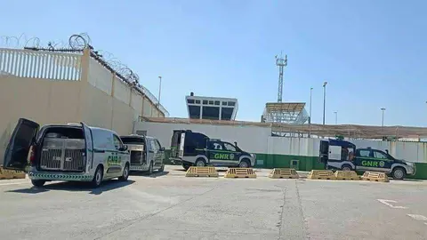 Veh&iacute;culos de la Guardia Nacional Republicana portuguesa en el puerto (C.A.)