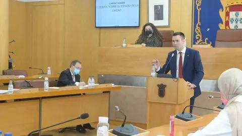 El diputado de Vox Carlos Verdejo se dirige al pleno de la Asamblea durante el &uacute;ltimo debate del estado de la ciudad (C.A./ARCHIVO)