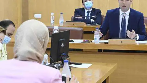 Verdejo se dirige a Hamed durante el pleno que, finalmente, ha sido suspendido (CEDIDA)