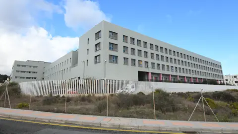 FACHADA-HOSPITAL-UNIVERSITARIO-CEUTA-ANTONI
