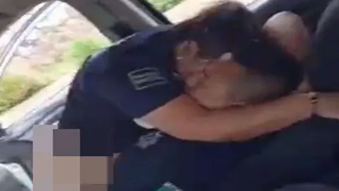 pareja policias