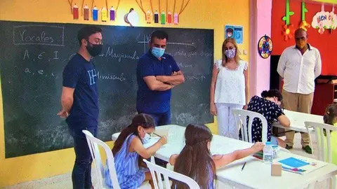 El consejero Rontom&eacute;, durante su visita a la escuela organizada por la Hermandad (CEDIDA)