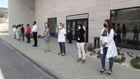 Los funcionarios de la prisi&oacute;n, concentrados a las puertas del centro (CEDIDA)