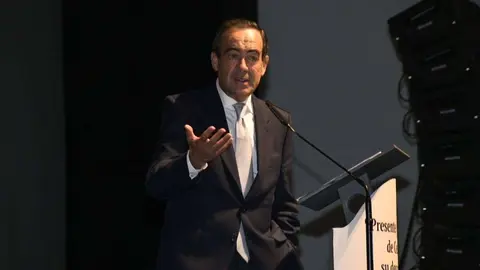 Jos&eacute; Bono se dirige al auditorio del Teatro Revell&iacute;n (J. SAKONA)