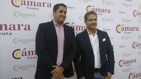 El presidente de la C&aacute;mara, Karim Bulaix, (dcha) junto al consejero de Fomento, Alejandro Ram&iacute;rez (C.A.)