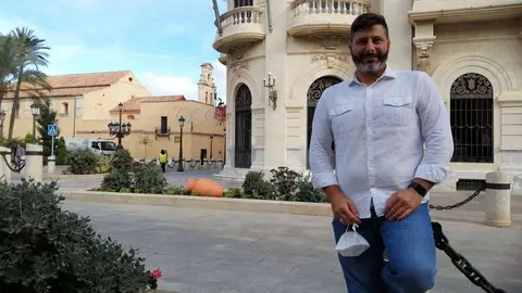 Mohamed Mustafa, a las puertas del Ayuntamiento (C.A.) moha