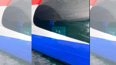 El migrante nada entre los patines del "Ciudad de Ceuta" (C.A.)