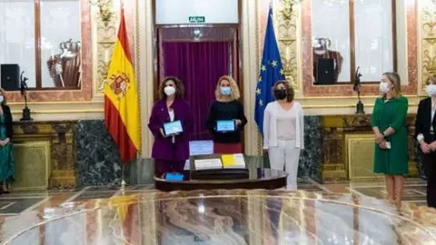 Mar&iacute;a Jes&uacute;s Montero, ministra de Hacienda y Funci&oacute;n P&uacute;blica, acompa&ntilde;ada por miembros de su Departamento, hace entrega del Proyecto de Ley de Presupuestos Generales del Estado para 2022 a la presidenta del Congreso, Meritxell Batet, junto a la presidenta de la Comisi&oacute;n de Presupuestos, Pilar Garrido, las vicepresidentas segunda y tercera del Congreso, Ana Pastor y Gloria Elizo, respectivamente, y el secretario cuarto, Adolfo Su&aacute;rez