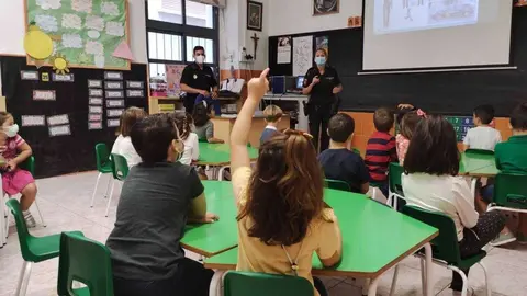 Los agentes durante su charla a  los ni&ntilde;os del San Agust&iacute;n (CEDIDA)