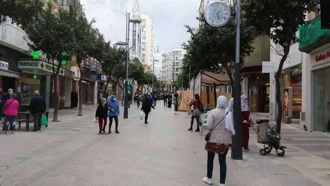 Viandantes caminan por el Paseo del Revell&iacute;n (C.A.) GENTE