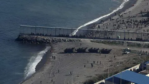 Vista a&eacute;rea del espig&oacute;nde El Tarajal durante los sucesos del pasado mayo (MONCLOA)