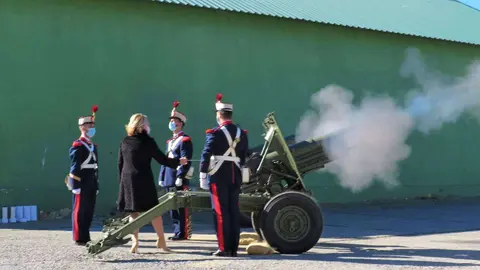 Artillera de Honor realizando disparo (1)