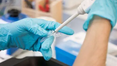 An&aacute;lisis-de-una-prueba-PCR-en-el-Instituto-de-Enfermedades-Tropicales-de-la-Universidad-de-La-Laguna--1010x672
