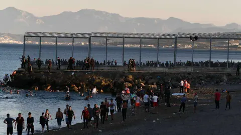 EuropaPress_3717464_personas_migrantes_caminan_playa_tarajal_17_mayo_2021_ceuta_espana_mas_3000