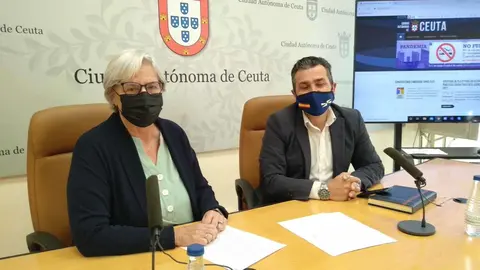 Carlos Rontom&eacute; y Roc&iacute;o Valriberas, en la presentaci&oacute;n del nuevo repositorio del Archivo General de Ceuta