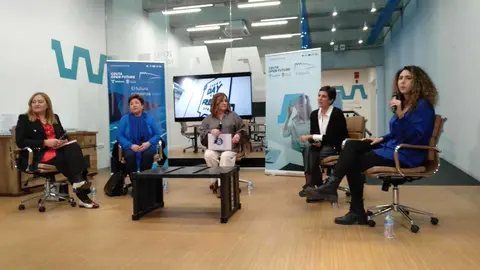 Mesa redonda 8M El &Aacute;ngulo Kissy