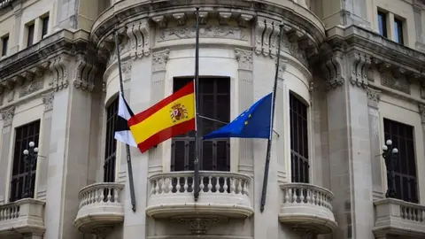 ayuntamiento-luto-covid-scaled