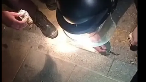 Vecinos del Pr&iacute;ncipe recogiendo casquillos de munici&oacute;n tras el tiroteo