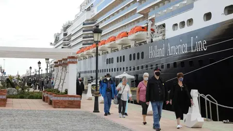 <p>Buque &lsquo;Nieuw Statendam&rsquo;, que hizo escala en Ceuta</p>
