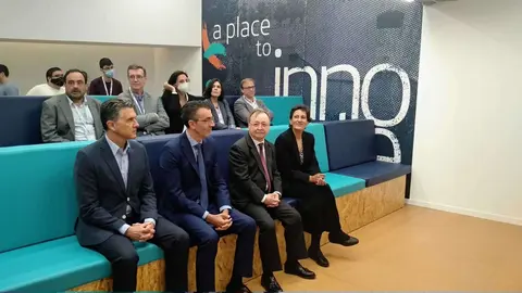 El &Aacute;ngulo ha acogido el I Encuentro de Mentores COF, presentando en sociedad los trabajos de las Startups, que operan en la sede de las Murallas Reales, y de los alumnos del Instituto Tecnol&oacute;gico.
Juan Jes&uacute;s Vivas, Presidente de la Ciudad Aut&oacute;noma; Kissy Chandiramani, consejera de Econom&iacute;a, Hacienda y Funci&oacute;n P&uacute;blica; Joaqu&iacute;n Segovia, director de Territorio Sur de Telef&oacute;nica y varios miembros de Procesa