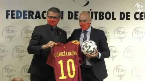Antonio Garc&iacute;a Gaona, presidente de la FFCE y Luis Rubiales, presidente de la RFEF, en la sede de la Territorial ceut&iacute;