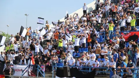 Los aficionados de la AD Ceuta celebrando la clasificaci&oacute;n para los play off de ascenso