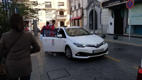 taxi con pasajeros, parada plaza de Los Reyes