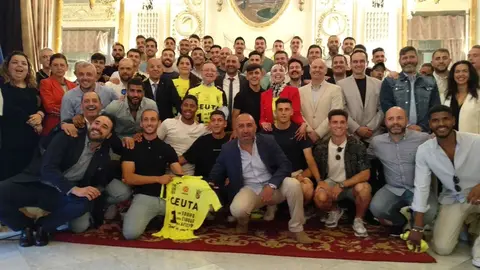 Foto de familia de la celebraci&oacute;n institucional del ascenso a Primera RFEF de la AD Ceuta en el Sal&oacute;n del Trono