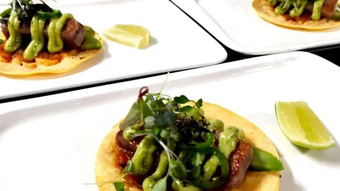 Tacos de Atu&Igrave;n con alin&Igrave;o de jalapen&Igrave;os