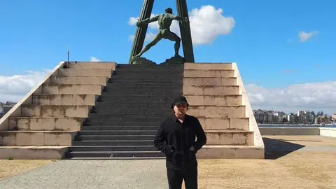 Escultura de H&eacute;rcules en la bocana del puerto de Ceuta y su autor, el artista Gin&eacute;s Serr&aacute;n Pag&aacute;n