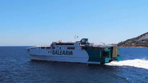 Ferry Avemar Dos saliendo por la bocana del puerto de Ceuta&nbsp;