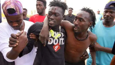 subsaharianos cruzan por el barrio Chino a Melilla