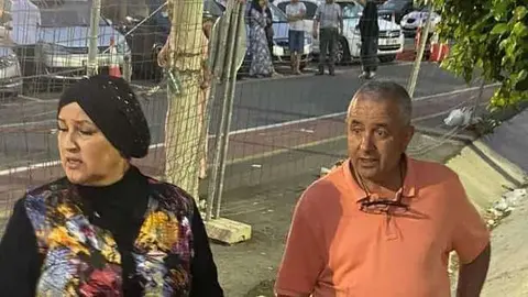 Sabah Ahmed y varios voluntarios en el embolsamiento.